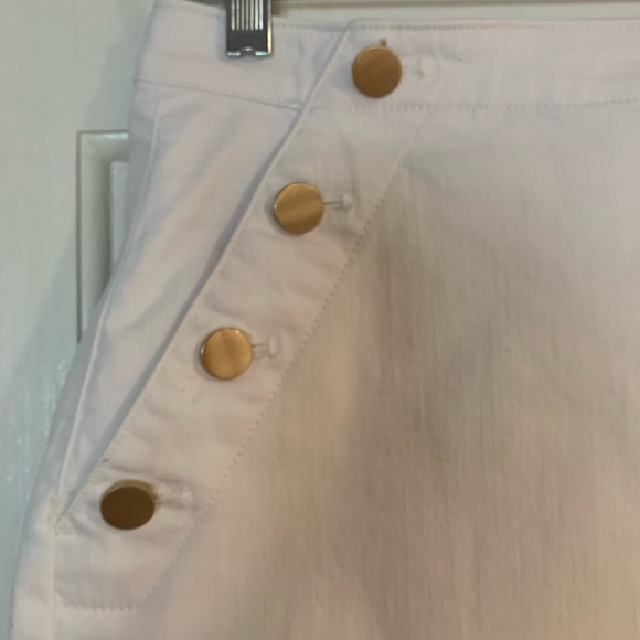 Ann Taylor skirt, fitted with two front pockets and button details. - Picture 4 of 5